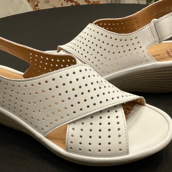 Clarks Unstructured Capri Step White Leather Sandals Size - 9.5 NWOT - Picture 2 of 5